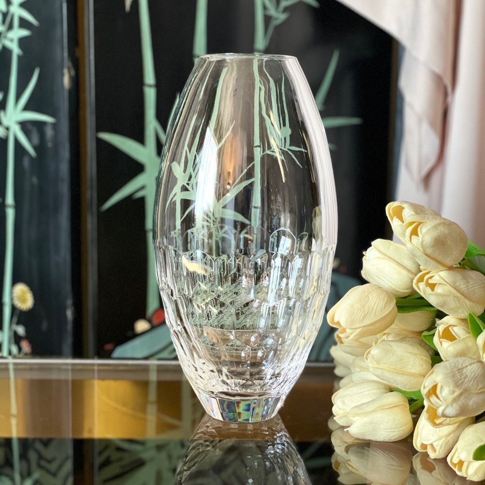 ♥️ WATERFORD
CRYSTAL MONIQUE LHUILLIER ATELIER
10.5" VASE, excellent condition.